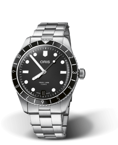 Oris Divers Sixty-Five 12H Calibre 400 med sort tallskive og stål lenke. Referanse: 01 400 7772 4054-07 8 20 18 / 40077724054MB.