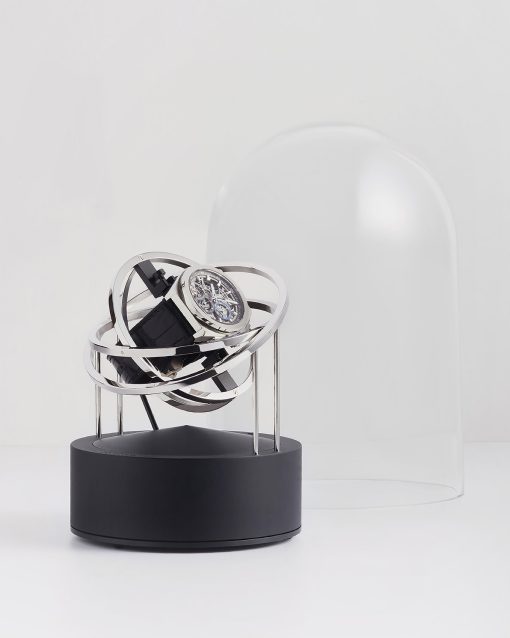 Bilde av Bernard Favre Planet Winder med sort base i aluminium og sølvfargede ringer.