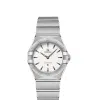 Produktbilde av Omega Constellation Manhattan Quartz 28mm med hvit urskive og stållenke. Ref. O13110286002001.