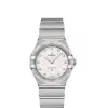 Produktbilde av Omega Constellation Manhattan Quartz 28 MM med sølvfarget urskive og stållenke. Ref. O13110286052001.