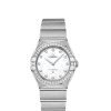 Produktbilde av Omega Constellation Manhattan Quartz 28 MM med hvit urskive og stållenke. Ref. O13115286055001.