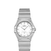 Produktbilde av Omega Constellation Manhattan Quartz 28 MM med hvit urskive og stållenke. Ref. O13115286055001.