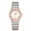 Produktbilde av Omega Constellation Manhattan Quartz 28 MM med hvit urskive og stållenke. Ref. O13120286002001.