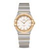 Produktbilde av Omega Constellation Manhattan Quartz 28 MM med hvit urskive og stållenke. Ref. O13120286002002.