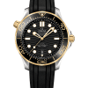 Produktbilde av Omega Seamaster Diver 300M Co-Axial Master Chronometer 42 MM med kasse i stål og gult gull med sort gummirem og sort skive. Ref. 210.22.42.20.01.001