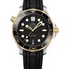 Produktbilde av Omega Seamaster Diver 300M Co-Axial Master Chronometer 42 MM med kasse i stål og gult gull med sort gummirem og sort skive. Ref. 210.22.42.20.01.001