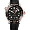 Produktbilde av Omega Seamaster Diver 300M Co-Axial Master Chronometer 42 MM. Stål - 18K Sedna™ gull på sort gummirem. Sort skive. Ref. 210.22.42.20.01.002