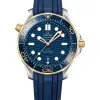 Produktbilde av Omega Seamaster Diver 300M Co-Axial Master Chronometer 42 MM med kasse i stål og gult gull på blå gummireim. Ref. 210.22.42.20.03.001