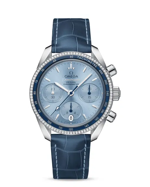 Omega Speedmaster 38 Co‑Axial Chronograph 38 mm med blå tallskive, skinnrem og diamanter på bezelen. Referanse: 324.38.38.50.03.001