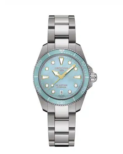 Produktbilde av Certina DS Action 34.5mm med blå urskive på titanlenke. Ref. C048.210.44.131.00.