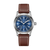 Produktbilde av Hamilton Khaki Field Auto 42mm med blå urskive på skinnrem. Ref. H70605540.