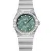 Produktbilde av Omega Constellation 25mm med grønn urskive på stållenke. Ref. O13115256099001.