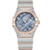 Produktbilde av Omega Constellation 28mm med blå urskive og gull og stållenke. Ref. O13125286099001.