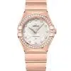 Produktbilde av Omega Constellation Sedna™ Gold 28mm med hvit urskive på rosegull lenke. Ref. O13155286099005.