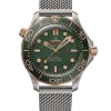 Produktbilde av Omega Seamaster Diver 300M 42MM med grønn urskive på stållenke. Ref. O21090422010001.