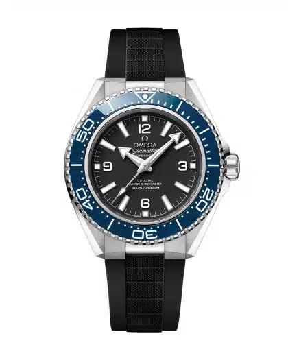 Produktbilde av Omega Planet Ocean 600M 42mm med sort urskive på sort gummirem. Ref. O21732422101002.