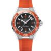 Produktbilde av Omega Planet Ocean 600M 42mm med sort urskive på oransje gummirem. Ref. O21732422101004