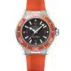 Produktbilde av Omega Planet Ocean 600M 42mm med sort urskive på oransje gummirem. Ref. O21732422101004