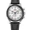Produktbilde av Omega Speedmaster Moonwatch Professional med hvit urskive på sort gummirem. Ref. O31032425004002.