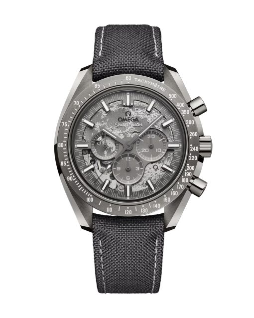 Produktbilde av Omega Speedmaster Dark Side of the Moon 44mm med grå urskive på tekstilrem. Ref. O31092445006001.