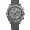 Produktbilde av Omega Speedmaster Dark Side of the Moon 44mm med grå urskive på grå gummirem. Ref. O31092445006002.