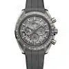 Produktbilde av Omega Speedmaster Dark Side of the Moon 44mm med grå urskive på grå gummirem. Ref. O31092445006002.