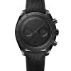 Produktbilde av Omega Speedmaster Dark Side of the Moon 44mm med sort urskive på sort tekstilrem. Ref. O31092445101003.