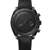 Produktbilde av Omega Speedmaster Dark Side of the Moon 44mm med sort urskive på sort tekstilrem. Ref. O31092445101003.