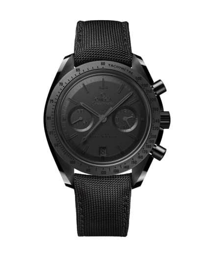 Produktbilde av Omega Speedmaster Dark Side of the Moon 44mm med sort urskive på sort tekstilrem. Ref. O31092445101003.