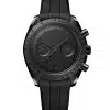 Produktbilde av Omega Speedmaster Dark Side of the Moon 44mm med sort urskive på sort gummirem. Ref. O31092445101005.