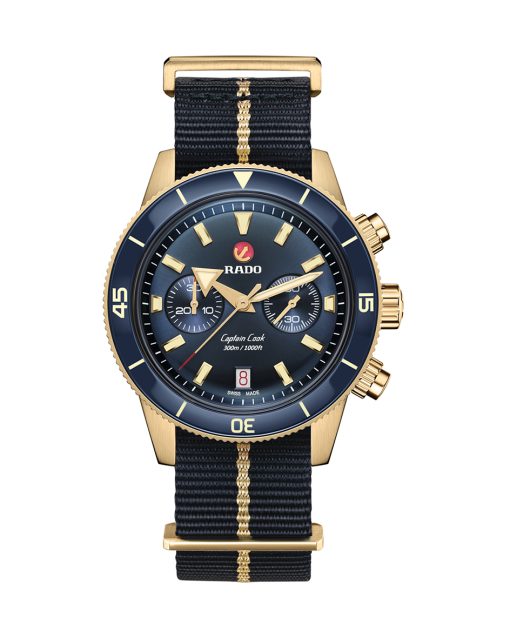 Produktbilde av Rado Captain Cook Automatic Chronograph med blå urskive på tekstilrem. Ref. R32146208.