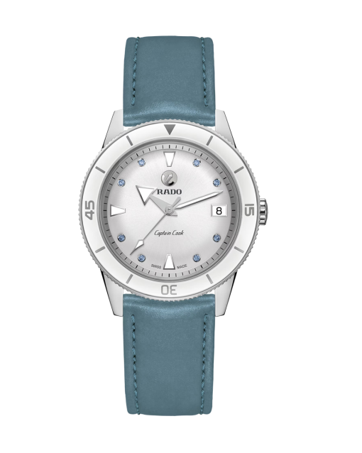 Produktbilde av Rado Captain Cook 37MM med en sølvfarget urskive på blå skinnrem. Ref. R32500718.