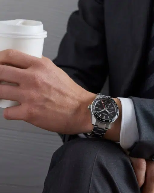 Miljøbilde: Seiko Presage Sharp Edged GMT med sort tallskive. Ref. SPB221J1