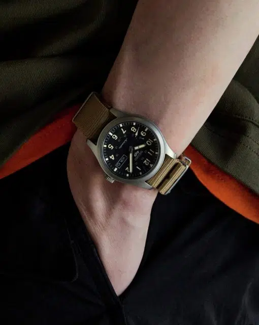 Seiko 5 Sports «Field Sports Style» på armen Ref. SRPG35K1