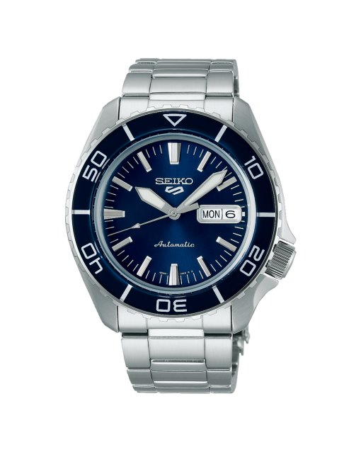 Produktbilde av Seiko 5 Sports SKX Series 42mm med blå urskive på stållenke. Ref. SRPK97K1.