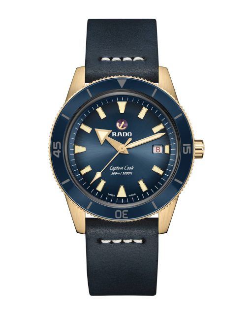 Produktbilde av Rado Captain Cook med blå urskive på skinnrem. Ref. R32504205.