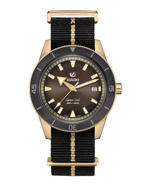 Produktbilde av Rado Captain Cook Automatic Bronze med brun urskive på sort tekstilrem. Ref. R32504307.