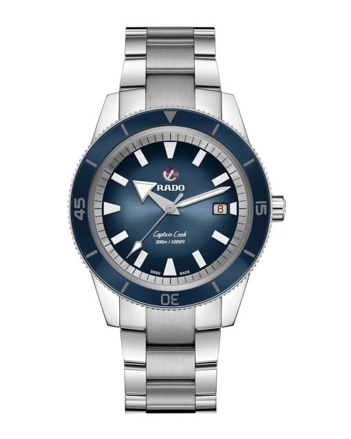 Produktbilde av Rado Captain Cook med blå urskive på stållenke. Ref. R32105203.