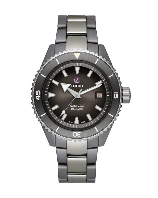Produktbilde av Rado Captain Cook High-Tech Ceramic Diver med grå urskive på keramikk lenke. Ref. R32144102.
