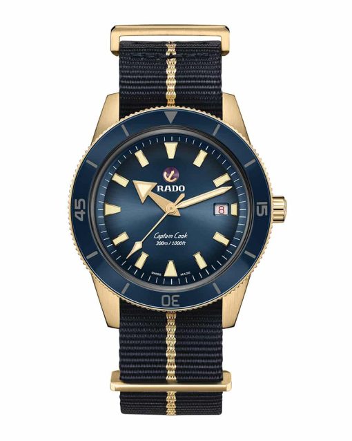 Produktbilde av Rado Captain Cook Automatic Bronze med blå urskive på tekstilrem. Ref. R32504207.