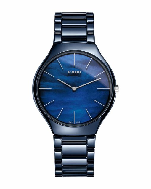 Produktbilde av Rado True Thinline med blå urskive på sort keramikk lenke. Ref. R27005902.