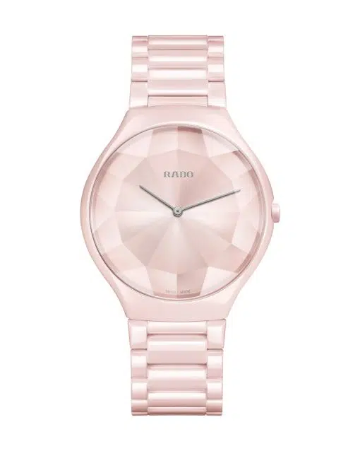 Produktbilde av Rado True Thinline x Great Gardens of the World med rosa urskive på keramikk lenke. Ref. R27120402.
