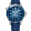 Produktbilde av Omega Seamaster Diver 300M «Summer Blue» Co-Axial Master Chronometer 42MM med blå urskive på blå gummirem. Ref. O21032422003002